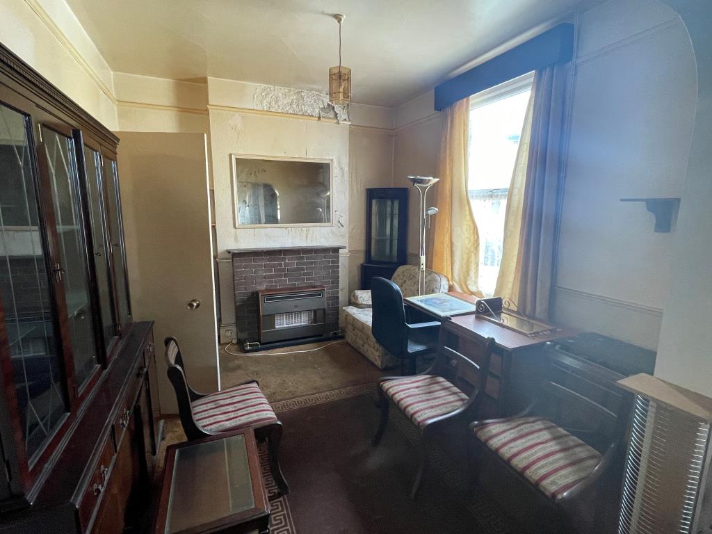 Lot: 134 - FOUR-BEDROOM PROPERTY WITH PARKING FOR REFURBISHMENT - Living room with window